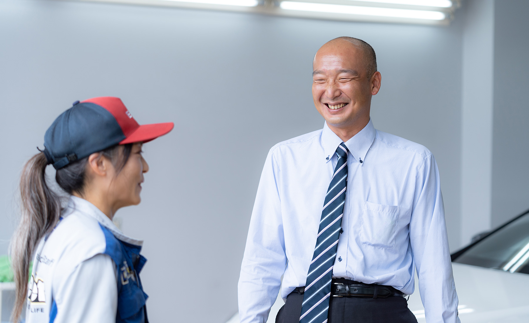 社員と談笑する江守代表